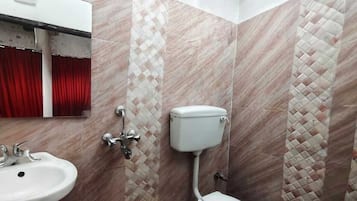 Deluxe tweepersoonskamer | Badkamer | Een douche, gratis toiletartikelen, handdoeken, zeep
