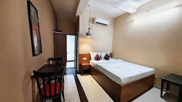 Quarto casal luxo | Escrivaninha, espaço de trabalho para notebook, Wi-Fi de cortesia