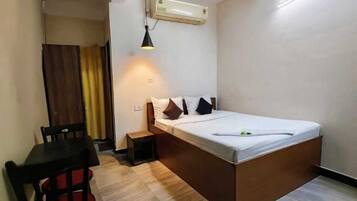 Deluxe Double Room | Desk, laptop workspace, free WiFi