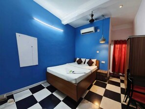Quarto casal luxo | Escrivaninha, espaço de trabalho para notebook, Wi-Fi de cortesia