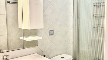 Handtücher, Seife, Shampoo, Toilettenpapier