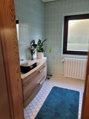 Shower, hair dryer, towels, soap - Vrbo Property (Bayerisch Eisenstein)