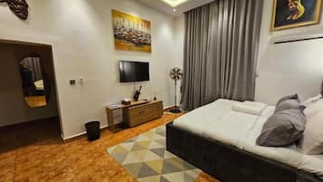 Deluxe Room, Balcony, City View | Desk, laptop workspace, blackout drapes, soundproofing