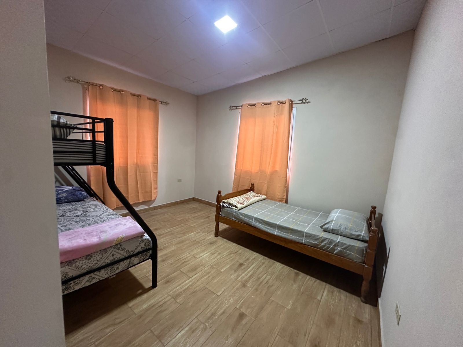 2 chambres, fer et planche à repasser, Wi-Fi, draps fournis
