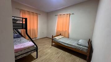 2 chambres, fer et planche à repasser, Wi-Fi, draps fournis