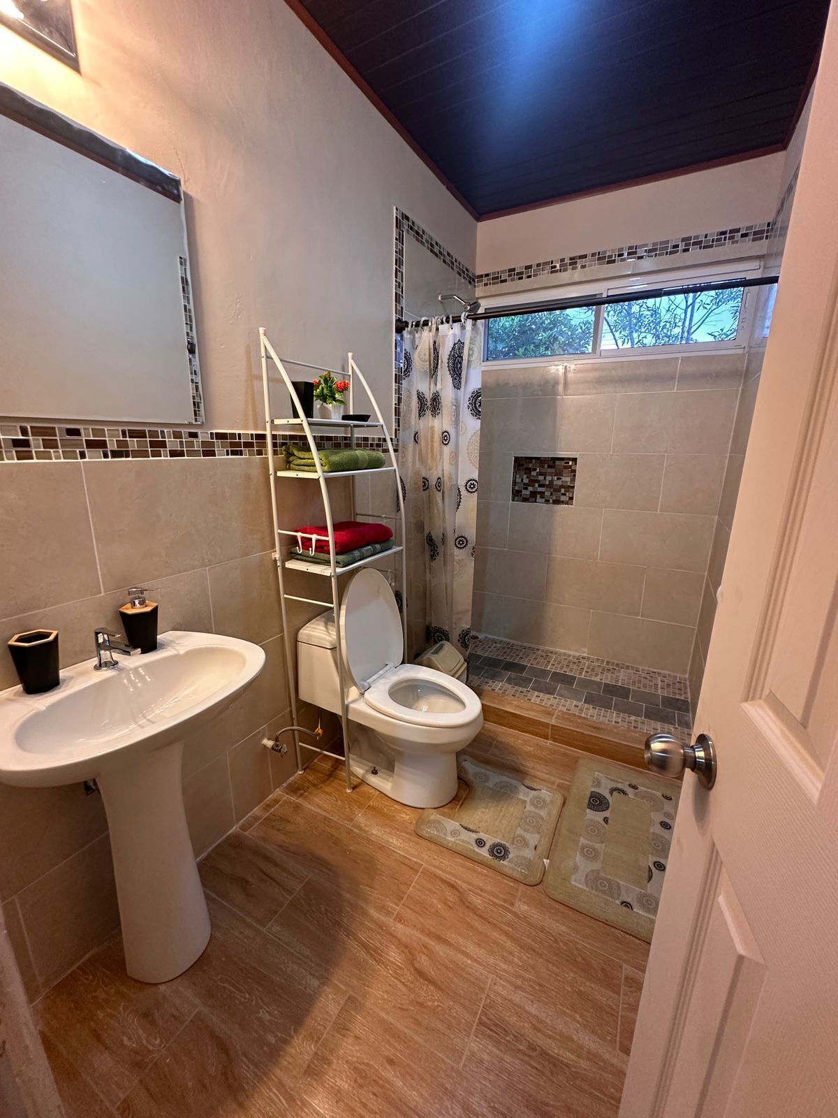 Bidet, serviettes fournies, savon, papier de toilette