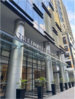 Exterior detail - BNEW! Cozy 1-BR Studio in High End Makati with Pool, Gym, Jacuzzi, Sauna (Makati)