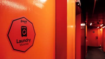 Un couloir avec un panneau indiquant l’emplacement de la laverie.