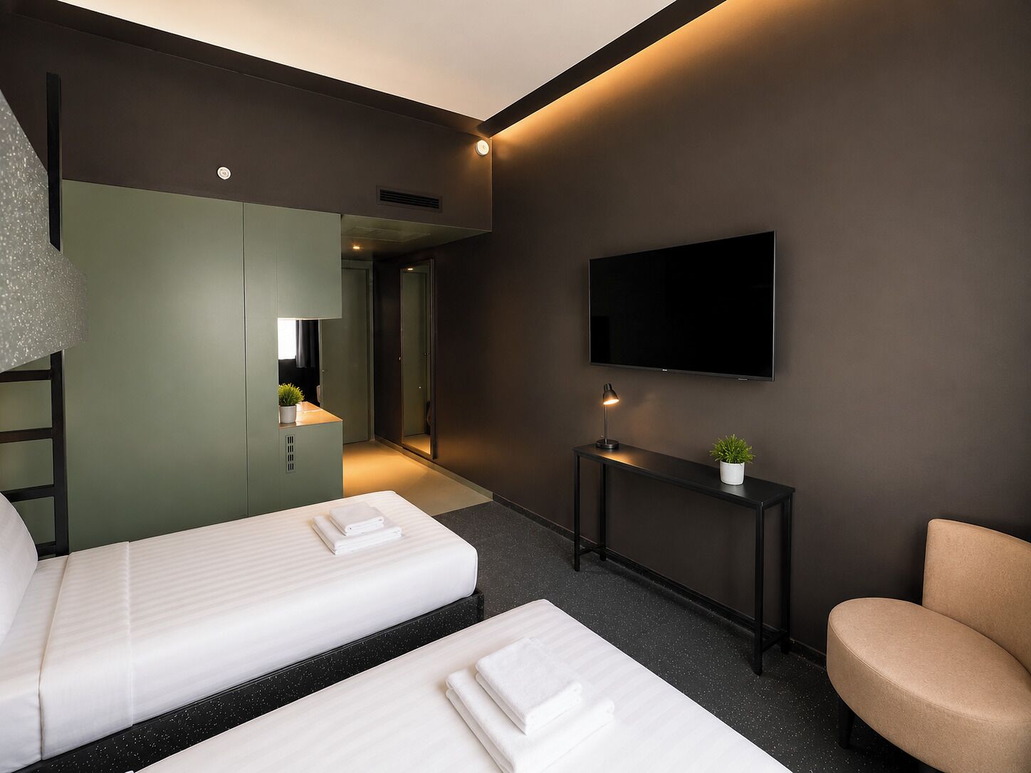Triple Ensuite Room | In-room safe, soundproofing, iron/ironing board, free WiFi