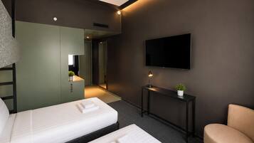 Triple Ensuite Room | In-room safe, soundproofing, iron/ironing board, free WiFi