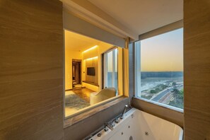 Separate bathtub and shower, hair dryer, towels, soap - Best Western Plus Bay Hills (Himchori)