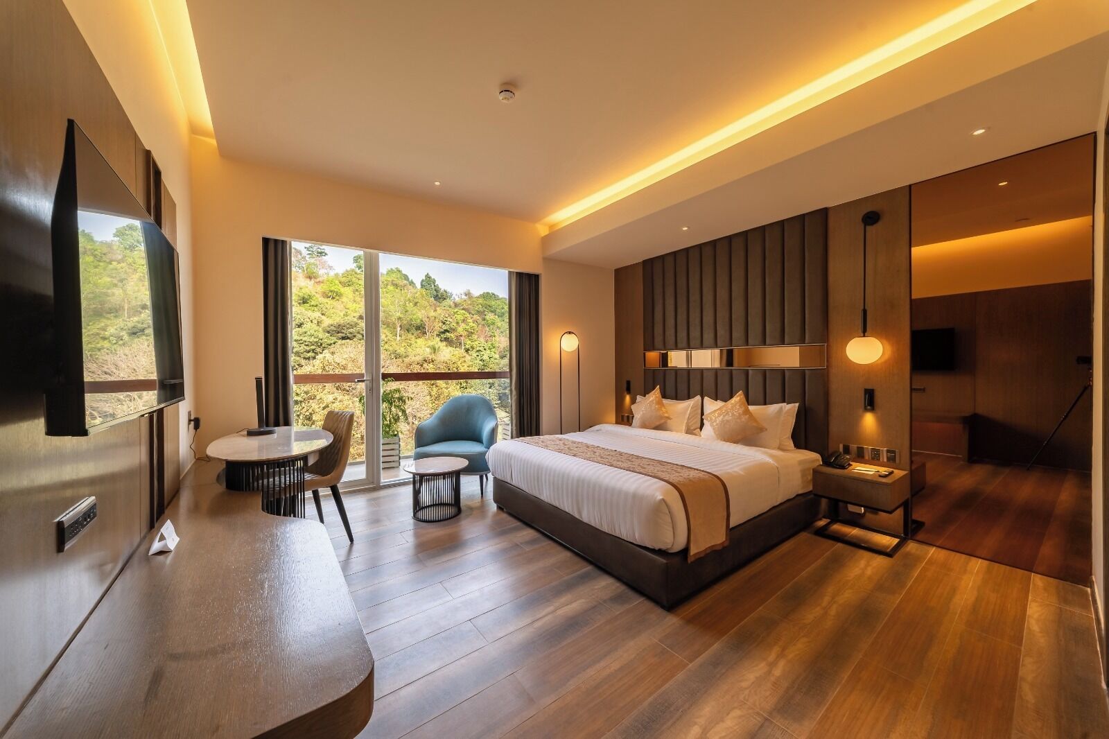 Deluxe Double Room, Mountain View | Desk, laptop workspace, free WiFi