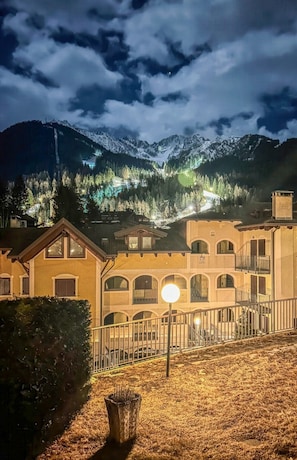 Ein Hotel mit Innenhof, Treppe und Blick auf die Berge.