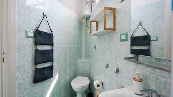 Dusche, Haartrockner, Bidet, Handtücher