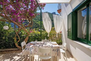 Outdoor dining - Vrbo Property (Erchie)