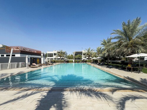 Free housekeeping visits during your stay - StayShort - Modern 4 BR villa in Damac Hills 2 with Garden that sleeps 8