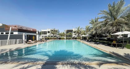 Free housekeeping visits during your stay - StayShort - Modern 4 BR villa in Damac Hills 2 with Garden that sleeps 8