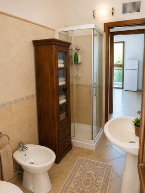 Bruser, hårtørrer, bidet, håndklæder