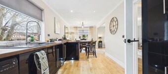 Luxury 5 bedroom 3 bathroom property village location  Hamilton