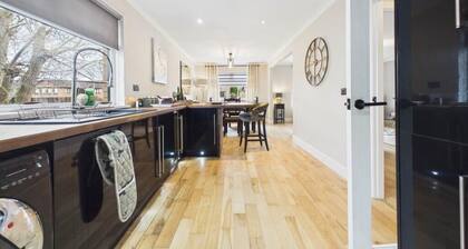 Luxury 5 bedroom 3 bathroom property village location Hamilton