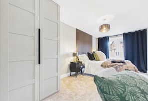 5 bedrooms, iron/ironing board, WiFi, bed sheets