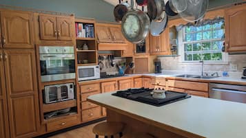 Coffee/tea maker, fridge, microwave, oven