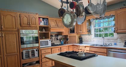 3-bedroom home. Secluded luxury/Hot Tub/Sauna/Chef Kitchen