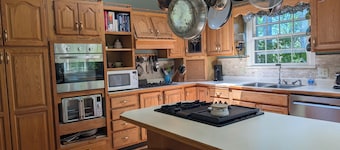 3-bedroom home. Secluded luxury/Hot Tub/Sauna/Chef Kitchen