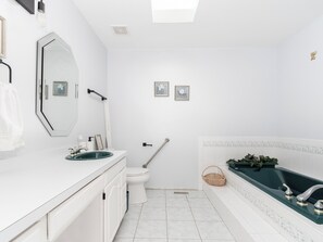 Shower, hair dryer, towels, soap - 5BR Family Retreat, Backyard and Deck Near Naperville & Chicago, Perfect for vac (Woodridge)