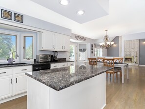 Private kitchen - 5BR Family Retreat, Backyard and Deck Near Naperville & Chicago, Perfect for vac (Woodridge)