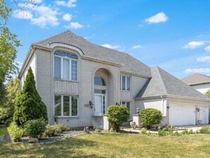 Exterior - 5BR Family Retreat, Backyard and Deck Near Naperville & Chicago, Perfect for vac (Woodridge)