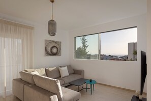 Casa luxo, piscina particular | Área de estar | TV de tela plana 35 polegadas com canais a cabo