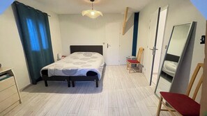 Schreibtisch, Bügeleisen/Bügelbrett, Reisekinderbett, kostenloses WLAN