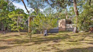 Quartiere residenziale con una casa, alberi e un prato.