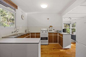 Frigorífico, microondas, placa de cocina y hervidor eléctrico