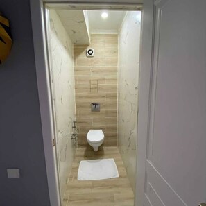 ヘアドライヤー、タオル、石鹸、トイレットペーパー