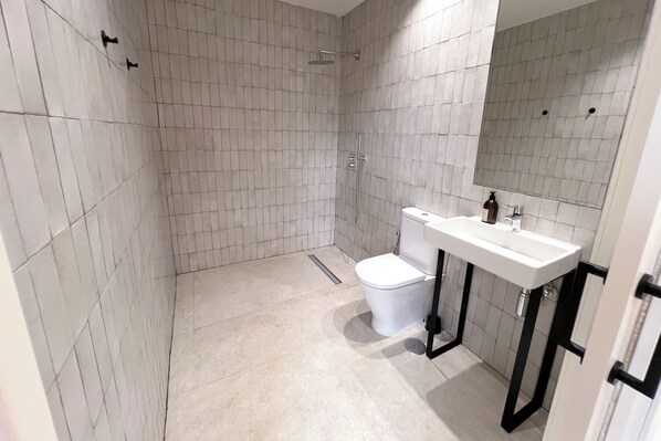 Haartrockner, Handtücher, Seife, Toilettenpapier