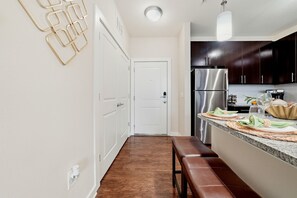 Fridge, microwave, oven, stovetop - Bright 2BR/2BA Tampa Haven: Productivity & Relaxation (Tampa)