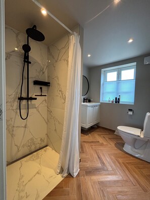 Een douche, een haardroger, handdoeken, zeep