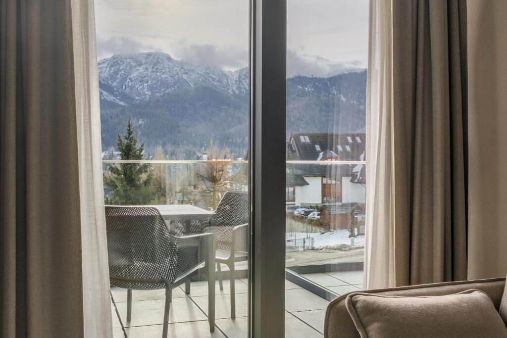 Quadruple Room with Mountain View and balcony no.13 | Interni
