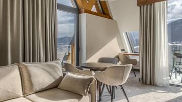 Quadruple Room with Mountain View and balcony no.15 | Zona de estar