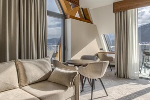 Quadruple Room with Mountain View and balcony no.15 | Area keluarga