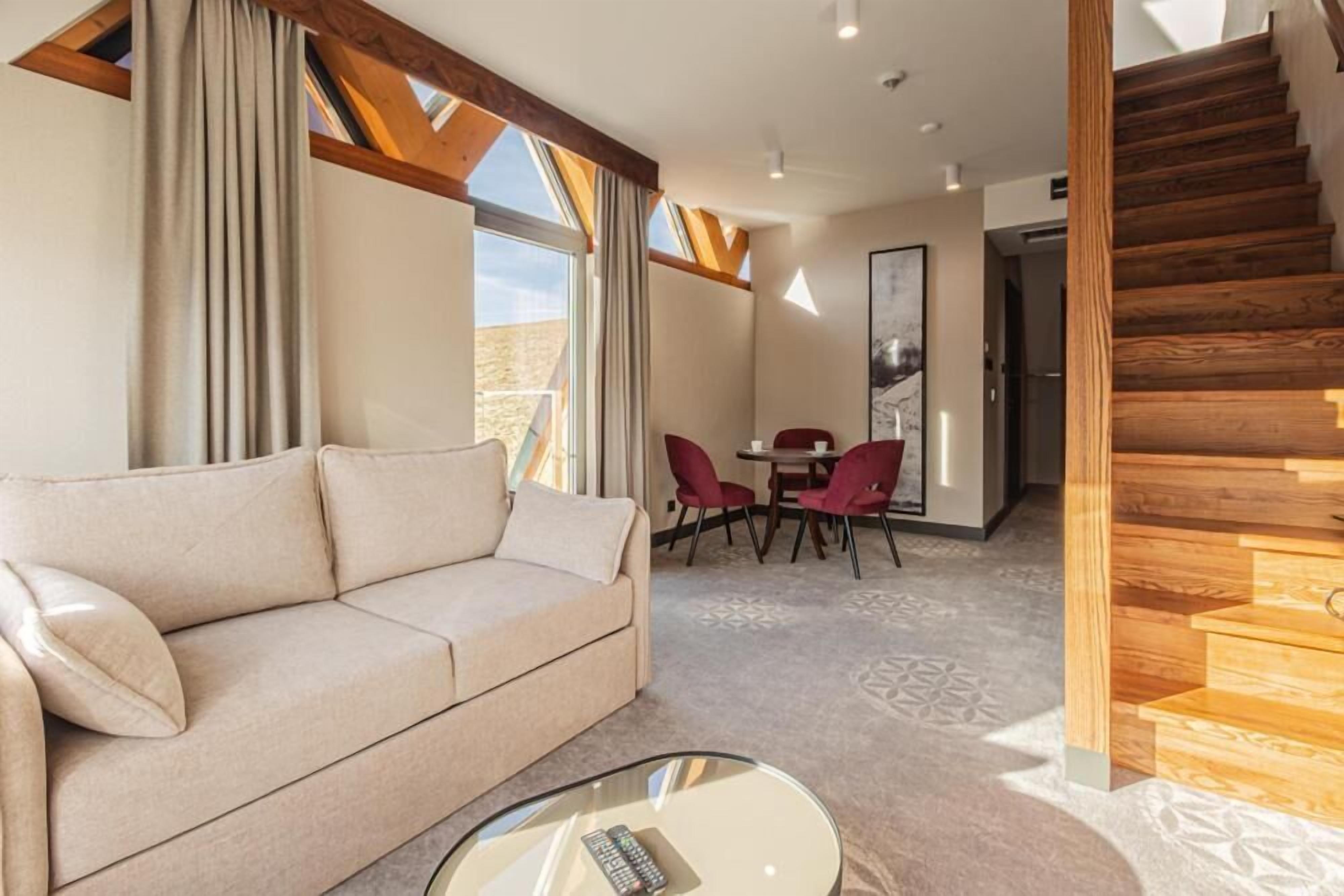 Quadruple Room with Mountain View and balcony no.11 | Living area