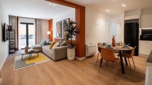 Un apartament modern amb saló, menjador i cuina.