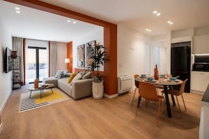 Eine moderne Wohnung mit Wohnzimmer, Essbereich und Küche.