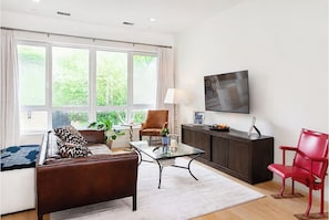 Living area - "Second Best" Condo with King Bed in the Heart of Brush Park (Detroit)