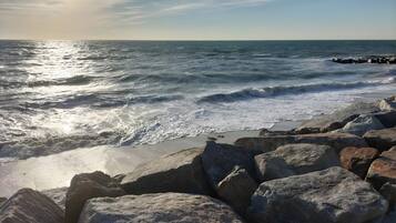 Una spiaggia nelle vicinanze