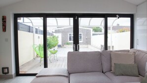 Living area - Modern 3BDR Home w Garden (Dublin)