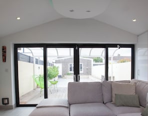 TV, stereo, offices - Modern 3BDR Home w Garden (Dublin)