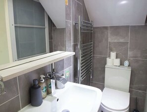Een douche, een haardroger, shampoo